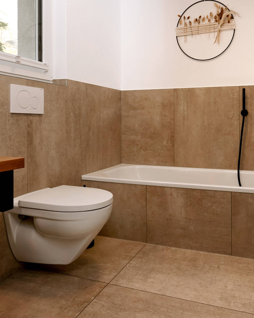 Badumbau: Aus alt mach Neu. Badumbau mit neuen modernen schwarzen Armaturen und Handtuchradiator.