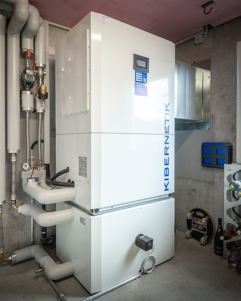 Innenaufgestellte Wärmepumpe: Ersetzung einer Ölheizung mit einer innenaufgestellten Wärmepumpe.