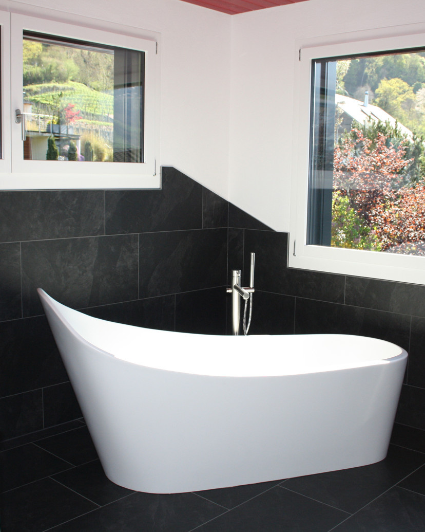 Baden mit Aussicht: Freistehende Badewanne mit Traumhafter Aussicht.