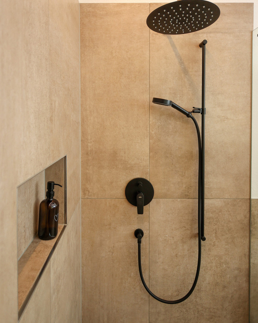 Neuer Trend bei Regenbrause: Schwarze Armaturen als Highlight in der Dusche.